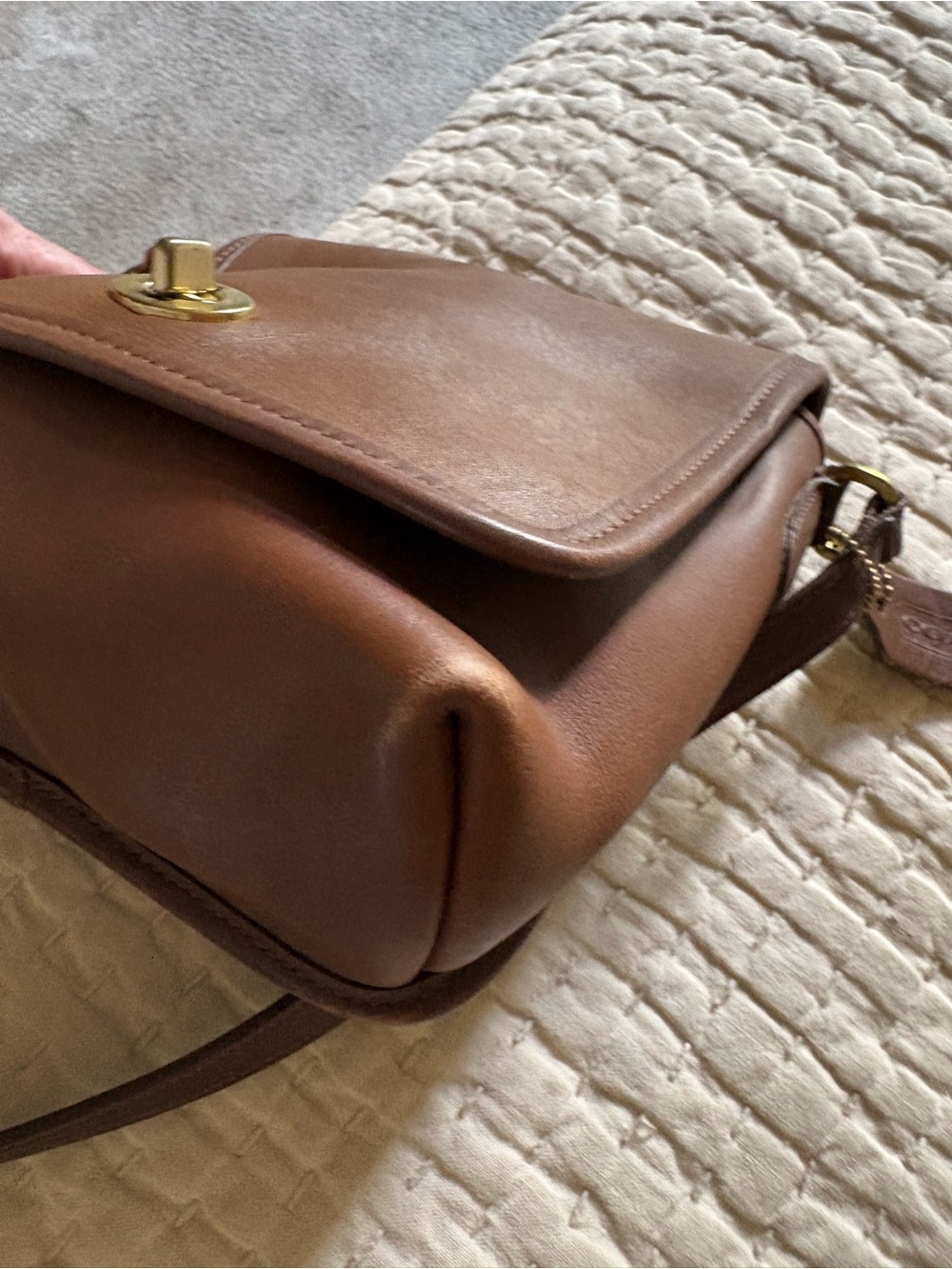 Vintage Coach Brown Leather Crossbody Bag with Turn-Lock Closure - Picture 10 of 15